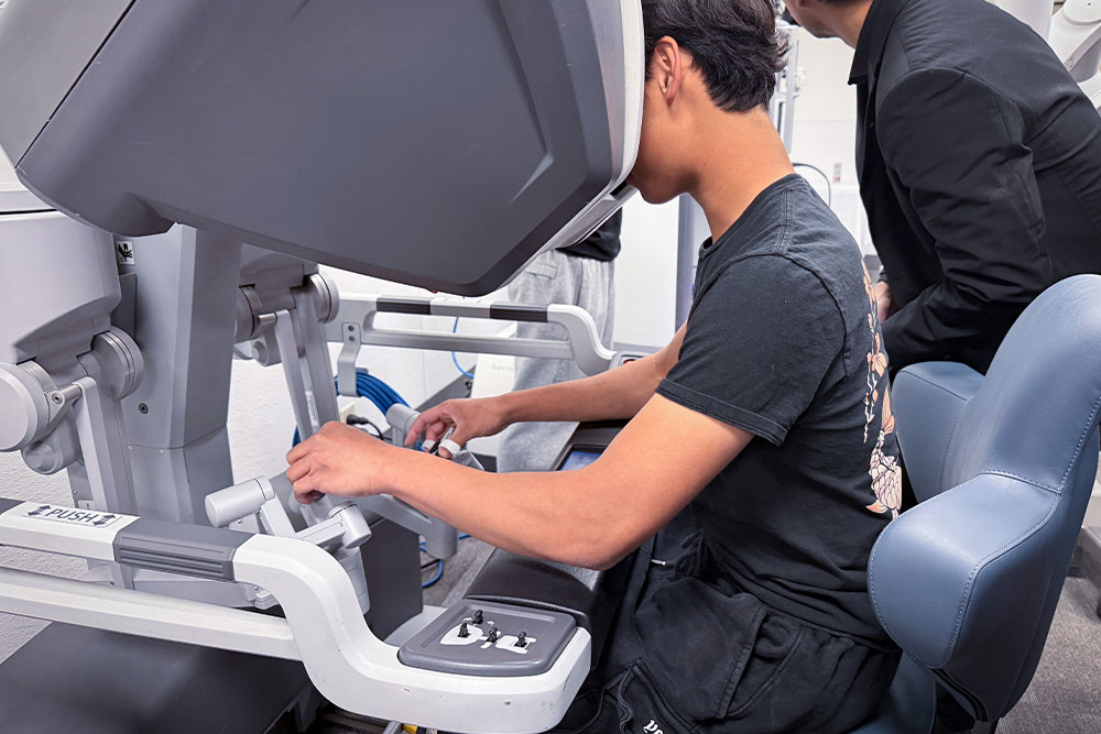 Students get hands-on training in latest robotic surgery